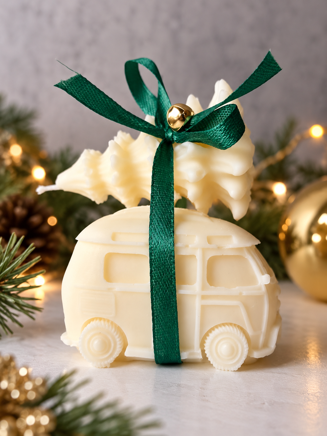 Voiture avec sapin