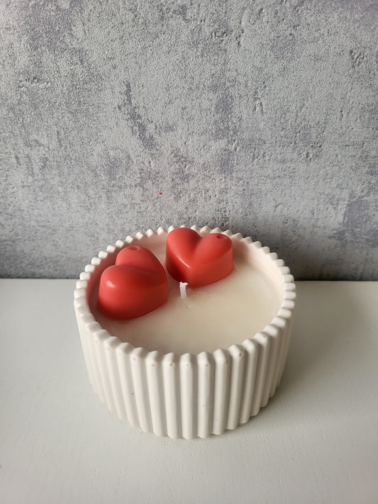 Ribbed pot with hearts