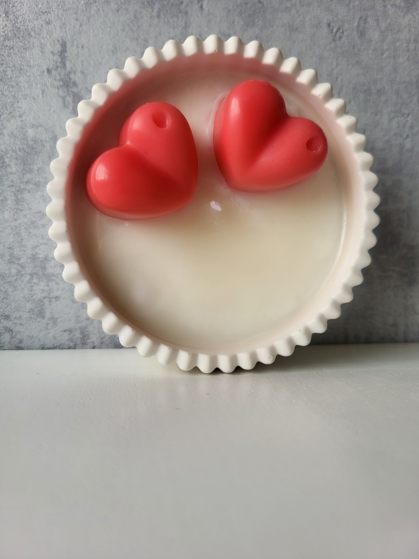 Ribbed pot with hearts
